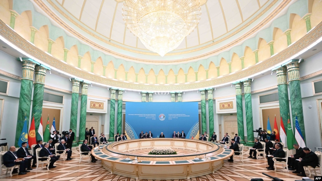 На этой фотографии, опубликованной пресс-службой президента Казахстана, президент Казахстана Касым-Жомарт Токаев (в центре) выступает на саммите глав государств Центральной Азии в Астане 9 августа 2024 года.