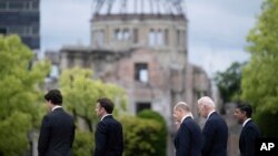 Los líderes del Grupo de los Siete caminan ante el Domo de la Bomba Atómica, durante una visita al Parque Conmemorativo de la Paz como parte de la Cumbre de Líderes del G-7 en Hiroshima, Japón, el 19 de mayo de 2023.