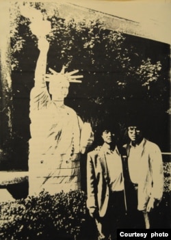 青年教师夏明（右）1989年在复旦大学校园自由女神像前 （夏明提供图片）