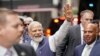 Perdana Menteri India Narendra Modi menyapa para pendukungnya ketika ia tiba di New York pada 20 Juni 2023. (Foto: AP/Eduardo Munoz Alvarez)