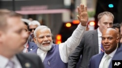 Perdana Menteri India Narendra Modi menyapa para pendukungnya ketika ia tiba di New York pada 20 Juni 2023. (Foto: AP/Eduardo Munoz Alvarez)