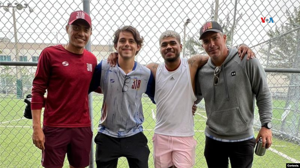 Colmenares también ha tenido la oportunidad de trabajar con leyendas del fútbol venezolano como José Manuel Rey y Juan Arango.