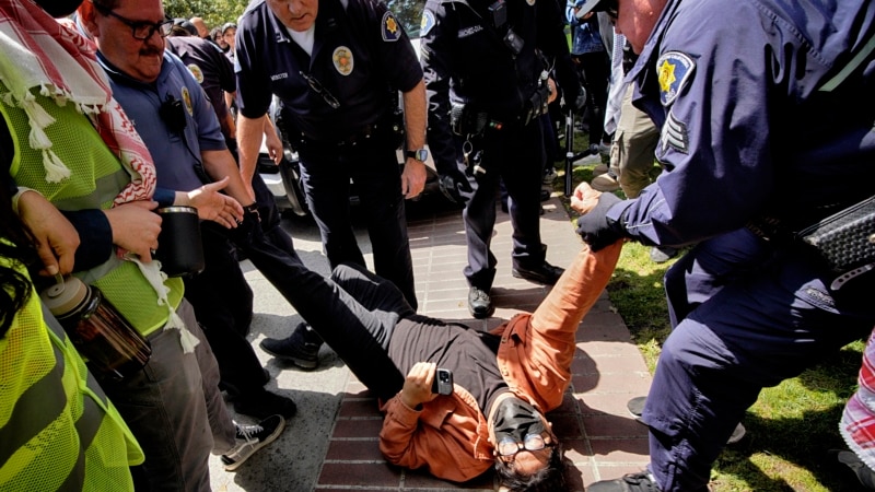 Police clash with students at US universities