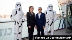 Presiden LucasFilm, Kathleen Kennedy dan walikota London, Sadiq Khan, di acara Star Wars Celebration 2023 (Vianney Le Caer/Invision/AP)