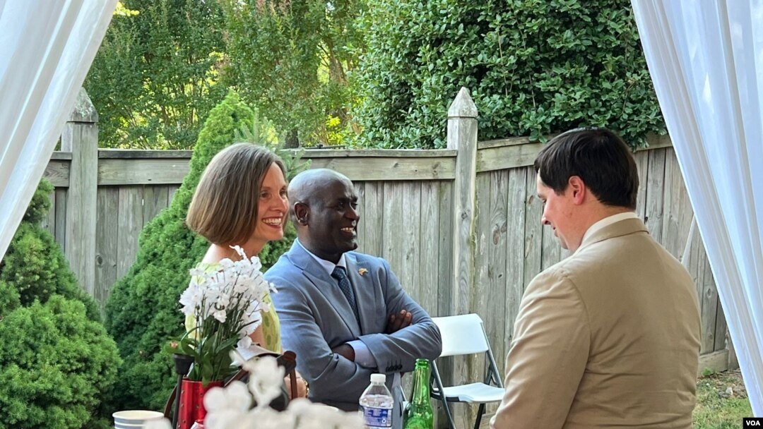Hagati kuri iyo foto: Ambasaderi Jean Bosco Barege. Uwuri i Buryo bwiwe ni Sarah Pandula, uwuri i Bubamfu bwiwe ni Jeff Kemple.