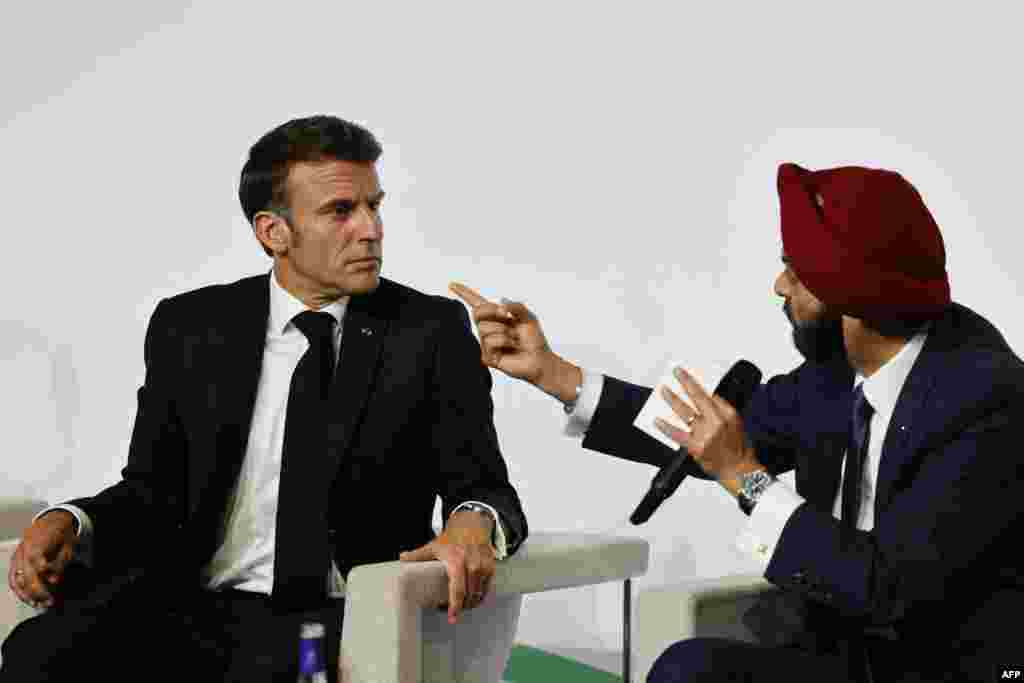 Францускиот претседател Емануел Макрон на дискусија на тркалезна маса за глобалната економија со претседателот на Светска банка Ајај Банга за време на самитот на Новиот глобален финансиски пакт во Париз.