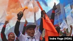 Puluhan ribu buruh berunjuk rasa pada May Day 2023 di Patung Kuda, Jakarta pada Senin (1/5/2023). Foto: Indra Yoga/VOA
