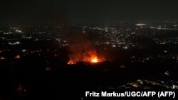 Tangkapan layar video udara yang diperoleh dari Fritz Markus yang diambil pada 30 Maret 2024 ini menunjukkan yang membakar gudang amunisi militer di Bogor, Jawa Barat. (Foto: Fritz Markus/UGC/AFP)