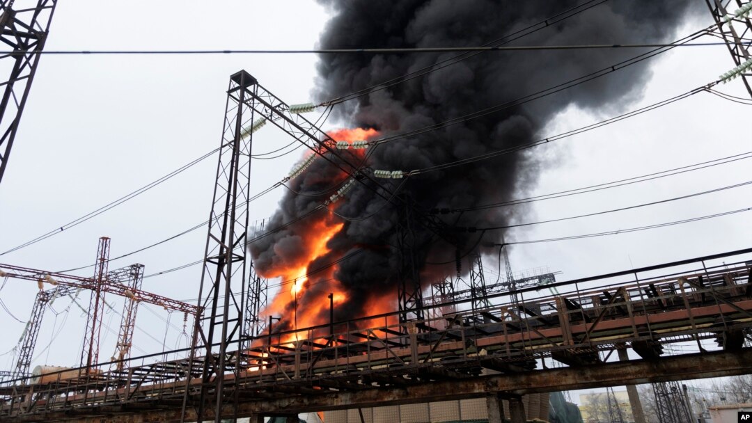 Api dan asap mengepul dari kobaran api di sebuah pembangkit listrik setelah serangan Rusia di Kharkiv, Ukraina, Jumat 22 Maret 2024. (Foto: AP)