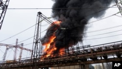 Api dan asap mengepul dari kobaran api di sebuah pembangkit listrik setelah serangan Rusia di Kharkiv, Ukraina, Jumat 22 Maret 2024. (Foto: AP)