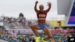 Yulimar Rojas, de Venezuela, compite durante la clasificación para el triple salto femenino en el Campeonato Mundial de Atletismo el sábado 16 de julio de 2022 en Eugene, Oregón, EEUU.