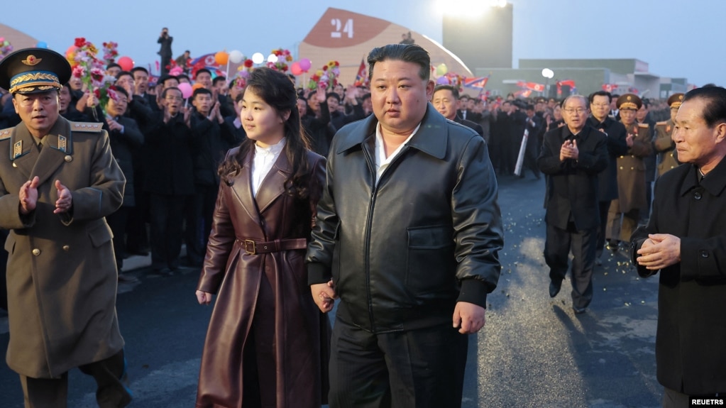 김정은 북한 국무위원장과 그의 딸 김주애가 지난 3월16일 강동온실 개장식에 참석했다