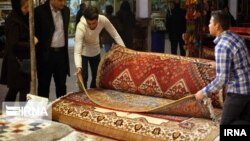 فرش ایران در سال‌های اخیر جایگاه خود در بازار جهانی را از دست داده است.
