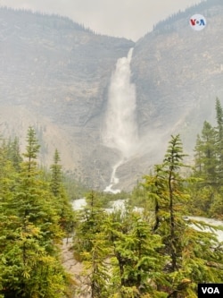 Las cataratas Takakkaw se encuentran al oeste de Banff, en la provincia de la Columbia Británica, en las montañas del Parque Nacional Yoho. [Foto: Karen Sánchez, VOA]