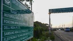 资料照：印度城市金奈郊区一个特别经济区大门的牌子上标明了富士康公司建筑工地的号码。（2021年12月28日）