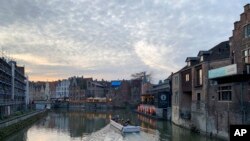 Sejumlah wisatawan mengambil paket tur kapal yang membawa mereka ke kanal-kanal di Ghent, Belgia, pada 22 Desember 2019. (Foto: AP/Virginia Mayo)
