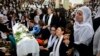 在以色列吞并的戈兰高地德鲁兹镇马吉达勒沙姆斯，德鲁兹妇女在一名前一天在黎巴嫩火箭袭击中遇难的人的葬礼上哀悼。(2024年7月28日)