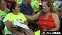 Virginia (derecha), una activista que forma parte de la organización pro-inmigrante WeCount, junto a una mujer sin documentos en una reunión en Homestead, Florida.