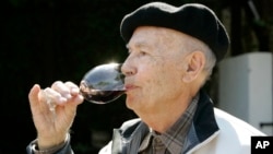 FILE — Winemaker Mike Grgich sips a glass of his cabernet sauvignon wine at the Grgich Hills Estate winery in Rutherford, Calif., Sept. 15, 2008. Grgich, who helped establish Napa Valley as one of the world’s premier wine-making regions, has died.