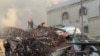 Salah satu bagian gedung konsulat Iran yang hancur akibat serangan udara Israel dan menewaskan sedikitnya 7 orang di Damaskus, Suriah hari Senin (1/4). 