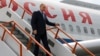 俄罗斯总统普京抵达俄罗斯远东的雅库茨克机场时走下飞机。（2024年6月18日）