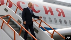 俄罗斯总统普京抵达俄罗斯远东的雅库茨克机场时走下飞机。（2024年6月18日）