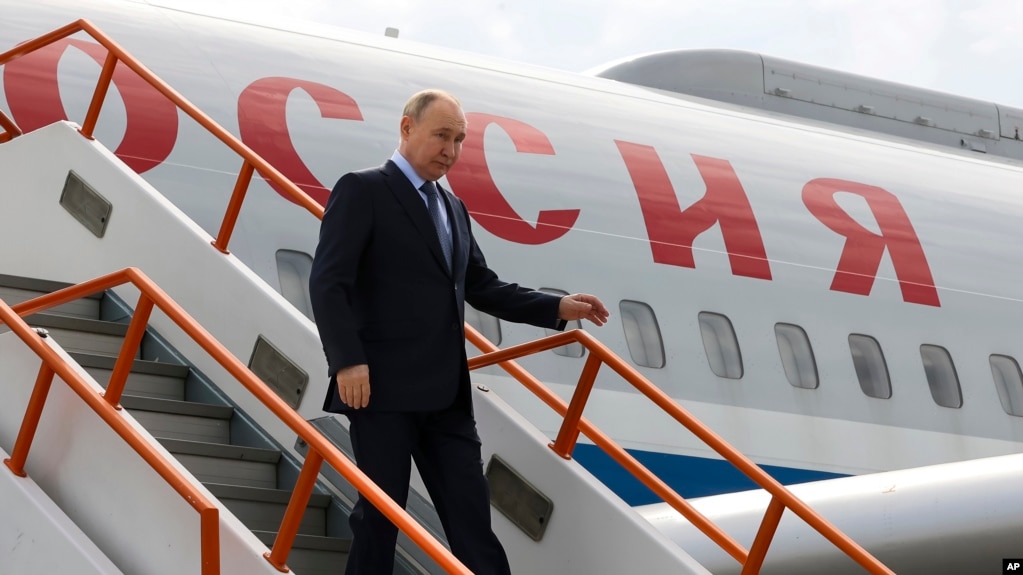 Presidenti rus Vladimir Putin në aeroportin e qytetit Yakutsk, në lindje të Rusisë, 18 qershor, 2024.
