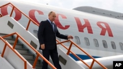 Presidenti rus Vladimir Putin në aeroportin e qytetit Yakutsk, në lindje të Rusisë, 18 qershor, 2024.
