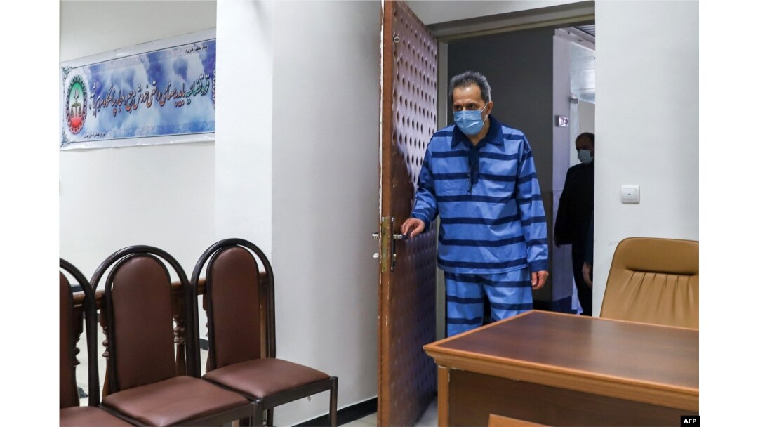 Jamshid Sharmahd, yang dituduh oleh pemerintah Iran sebagai pemimpin "kelompok teroris Tondar" yang berbasis di AS di balik serangan mematikan di Iran pada tahun 2008, menghadiri sidang pertama persidangannya di ibu kota Teheran, 6 Februari, 2022.