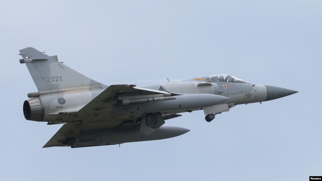 기동 중인 프랑스업체 ‘다쏘(Dassault)’사의 미라지 2000-5 전투기.