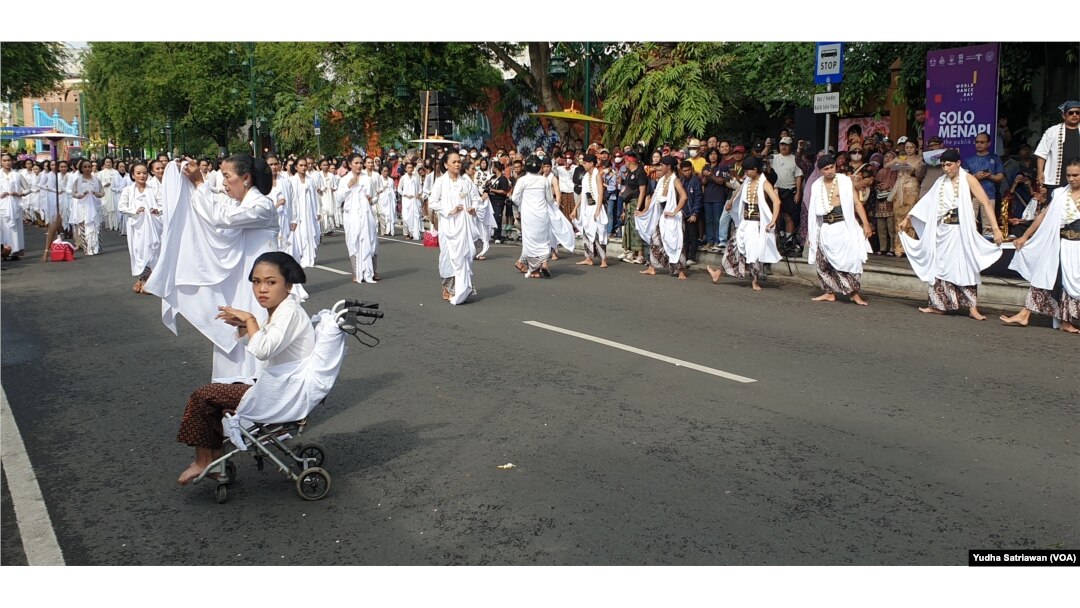 Davinka (duduk di kursi rod) ikut menari kolosal bersama 3.000 peserta Solo Menari, Sabtu (29/4). (Foto: VOA/ Yudha Satriawan)
