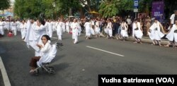 Davinka (duduk di kursi rod) ikut menari kolosal bersama 3.000 peserta Solo Menari, Sabtu (29/4). (Foto: VOA/ Yudha Satriawan)