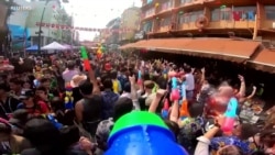 Илјадници туристи го преплавија Бангкок за да го прослават фестивалот на водата 