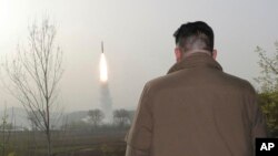 Triều Tiên thử nghiệm ICBM nhiên liệu rắn mới, cảnh báo ‘cực kỳ’ kinh hoàng | VOA