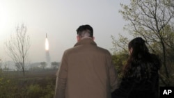 Pemimpin Korea Utara Kim Jong Un menyaksikan peluncuran uji coba rudal balistik antarbenua Hwasong-18 pada 13 April 2023, di lokasi yang dirahasiakan. (Foto: via AP)