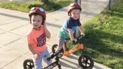FILE - Jackson (kiri) dan Owen Pezalla, keduanya berusia empat tahun, naik sepeda mininya di Seattle, 1 Juli 2017. (Annie Pezalla via AP)