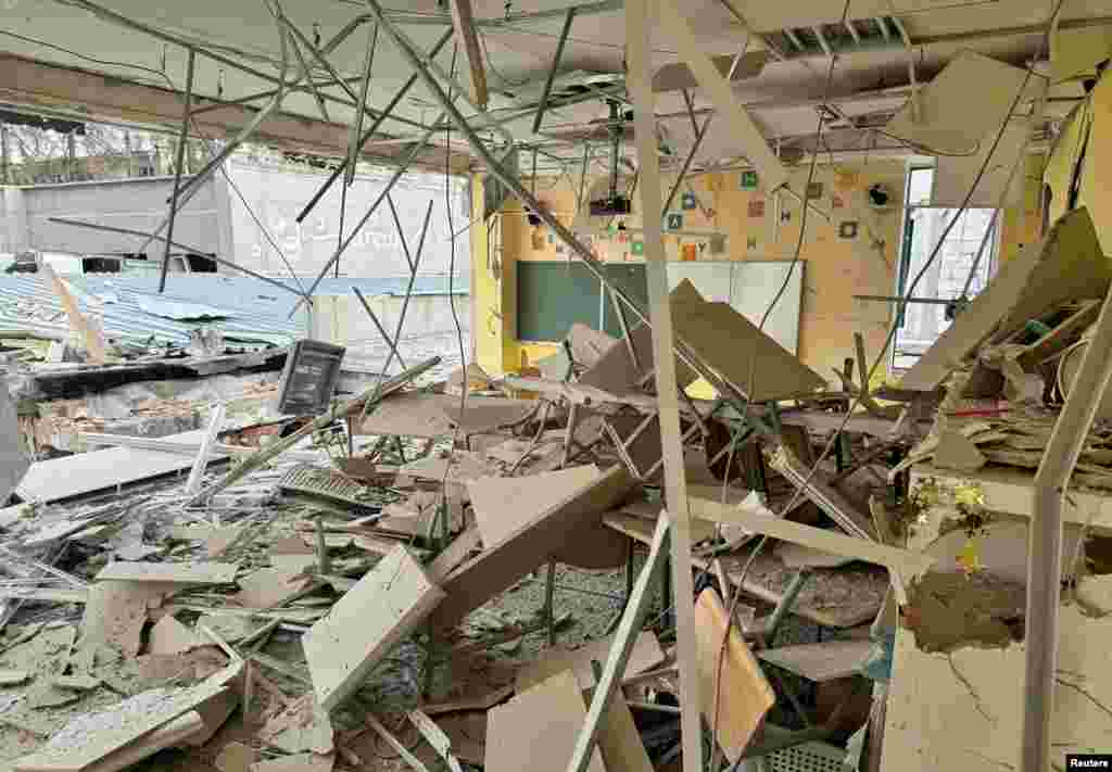 El aula de una institución educativa destruida por los ataques rusos en Járkov, Ucrania. (Foto/Reuters)