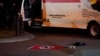 Nacistička zastava i drugi predmeti iz iznajmljenog kamiona prikazani su dok američka tajna služba i druge agencije za provođenje zakona istražuju kamion koji se zabio u sigurnosne barijere u Lafayette Parku preko puta Bijele kuće u Washingtonu, 23. maja 2023.