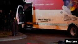 Sebuah bendera swastika Nazi dan sejumlah barang lainnya ditemukan dari dalam truk yang menambrak pembatas keamanan di Lafayette Park di seberang Gedung Putih, Washington, pada 23 Mei 2023. (Foto: Reuters/Nathan Howard)