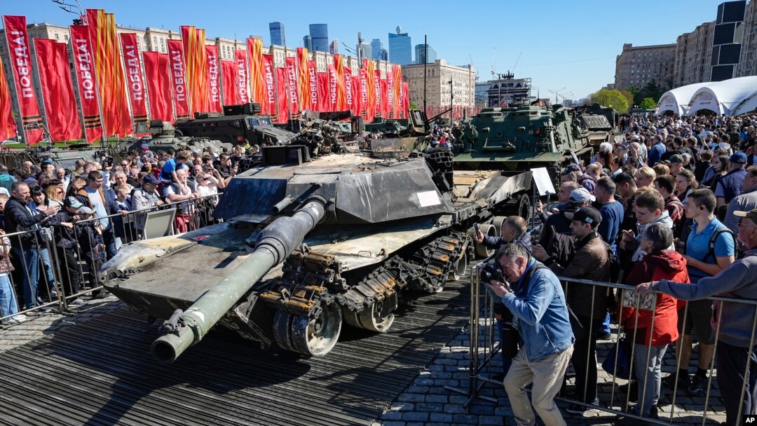 Para pengunjung mengamati tank Abrams M1A1 yang ditangkap dan disita oleh tentara Rusia dalam pertempuran di Ukraina dalam sebuah ajang pameran di Moskow, pada 1 Mei 2024. (Foto: AP/Alexander Zemlianichenko)