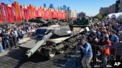 Para pengunjung mengamati tank Abrams M1A1 yang ditangkap dan disita oleh tentara Rusia dalam pertempuran di Ukraina dalam sebuah ajang pameran di Moskow, pada 1 Mei 2024. (Foto: AP/Alexander Zemlianichenko)