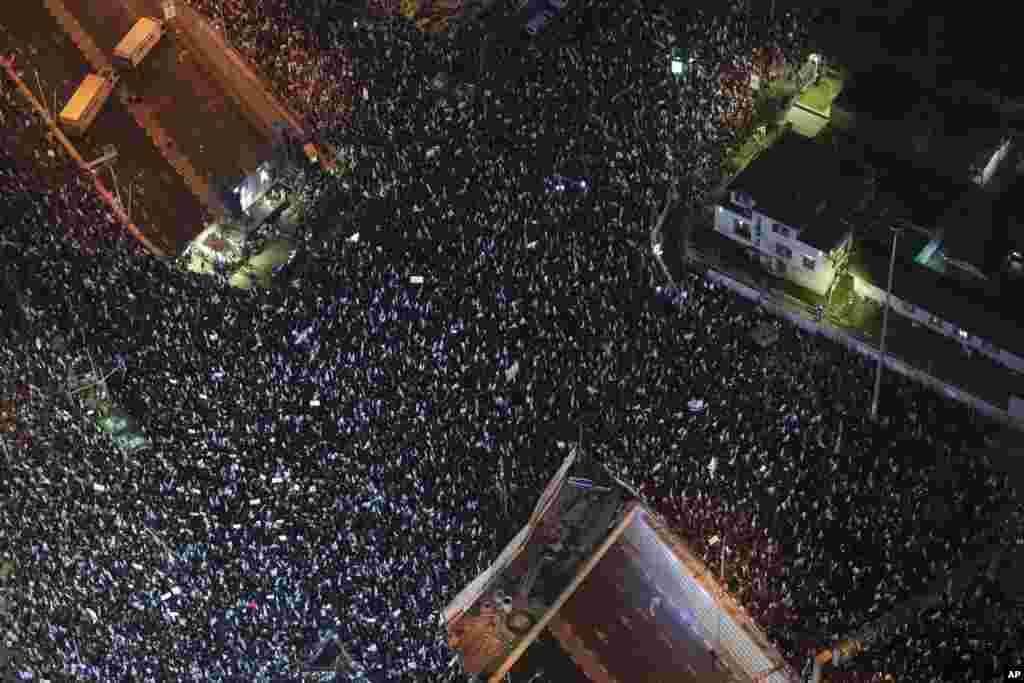 Десетици илјади Израелци протестираат против плановите на новата влада на премиерот Бенјамин Нетанјаху за ремонт на судскиот систем, во Тел Авив, Израел, 4 март 2023 година.