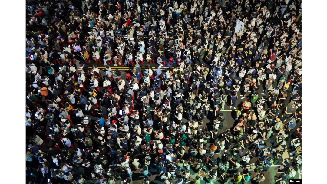 台湾民众聚集在台北的立法院外表达自己的政治意愿。(2024年5月24日)