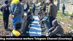 شماری از کارگران اعتصابی خط و ابنیه فنی راه آهن در منطقه لرستان.