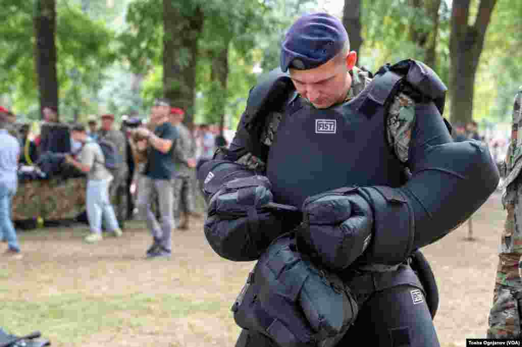 Денот на независноста одбележан со показни вежби и изложба на полициска и воена опрема во Градскиот парк