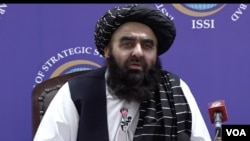 د طالبانو خارجه وزیر امیر خان متقي په اسلام آباد کې یو سیمینار ته د خبرو په مهال (د مې اتمه نېټه)