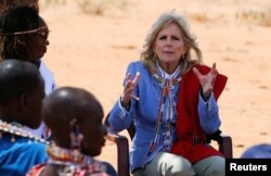 Ibu negara AS Jill Biden berbicara dengan para perempuan Maasai selama kunjungan untuk menyoroti dampak bantuan kekeringan di Matapato Utara, Kabupaten Kajiado, Kenya 26 Februari 2023.