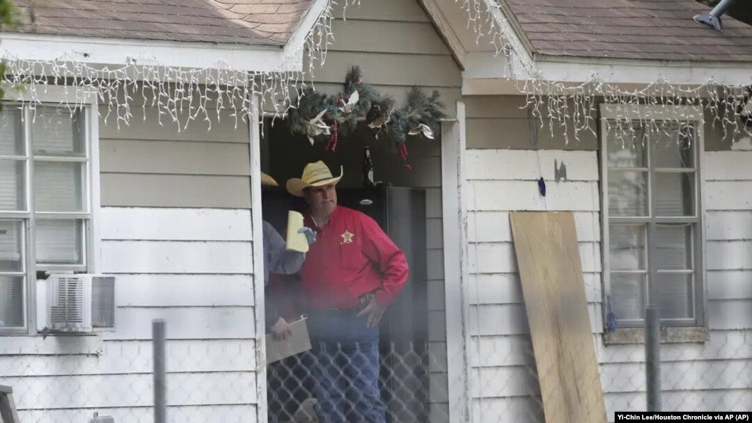 El jefe de policía del condado de San Jacinto, Greg Capers, habla con investigadores en el lugar donde fueron baleadas cinco personas durante la noche, el 29 de abril de 2023, en una zona no incorporada del condado San Jacinto, Texas.