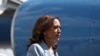 Wakil Presiden AS Kamala Harris sesaat setelah turun dari pesawat untuk menghadiri kampanye di Atlanta, Georgia, pada 30 Juli 2024. (Foto: Reuters/Dustin Chambers)