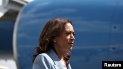 Wakil Presiden AS Kamala Harris sesaat setelah turun dari pesawat untuk menghadiri kampanye di Atlanta, Georgia, pada 30 Juli 2024. (Foto: Reuters/Dustin Chambers)